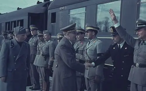 双方各自和军队军官握手,一名士兵向希特勒行纳粹军礼