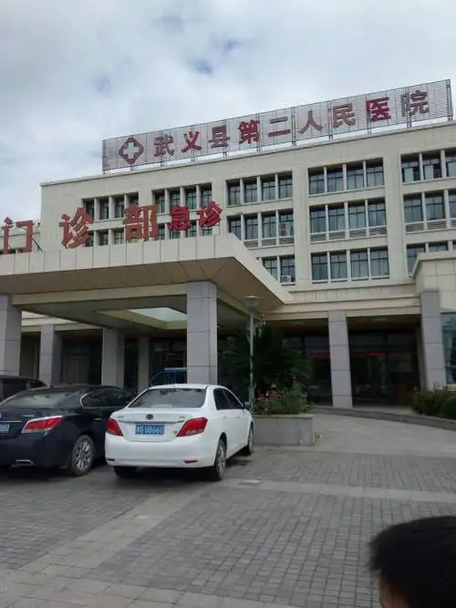 趁开学之际彩虹队组织一次活动,到医院参观学习卫生知识,医院大门口.