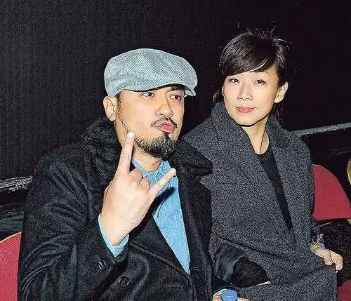 林忆莲素颜出街,与小11岁老公罕见同框,一个表情暴露现状