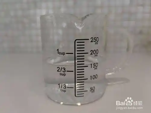 首先准备150毫升左右的水.