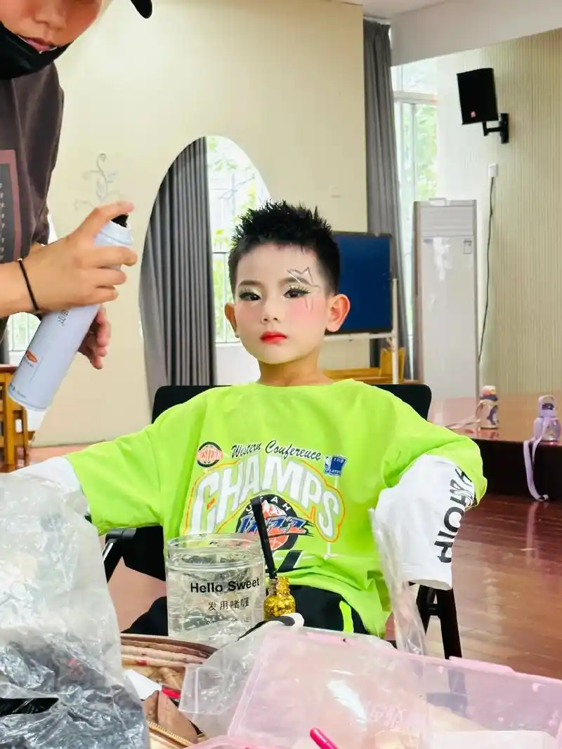 c位出战,冲!#孩子们棒棒哒 #潮酷男孩 #儿童舞台妆 #我 - 抖音