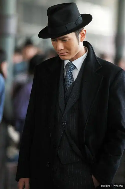 描绘了商会之间的纷争,以及主人公许文强(黄晓明饰)与冯程程(孙俪饰)