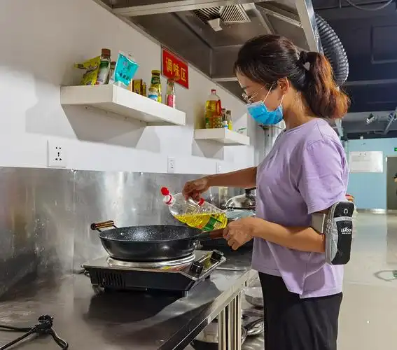 "90后"青年开起爱心厨房,"这里有家的味道"