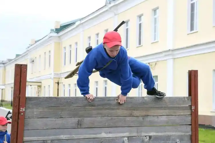 俄罗斯少年军校技能比赛"战斗民族"从熊孩子抓起__凤凰网