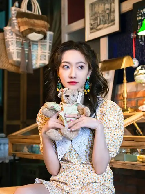 余玥身穿纯黑深v彰显御姐风与她一起去看秀真被美哭了头排直击