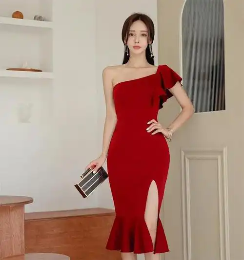 韩国女神孙允珠:酒红色单肩晚礼服,火辣身材