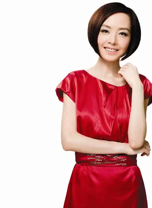 当红女主持,与外国老公离婚后,今嫁初恋豪车出行