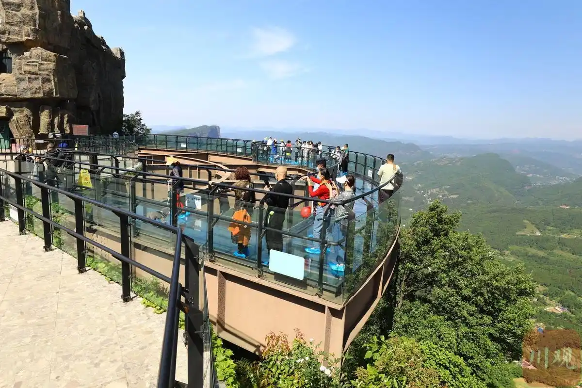 组图丨走上剑门关玻璃观景平台宛如空中漫步
