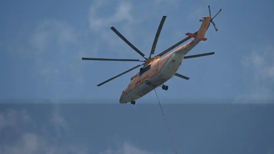 近期多地山火频发,最大消防直升机取水灭火太震撼,功能强也很贵