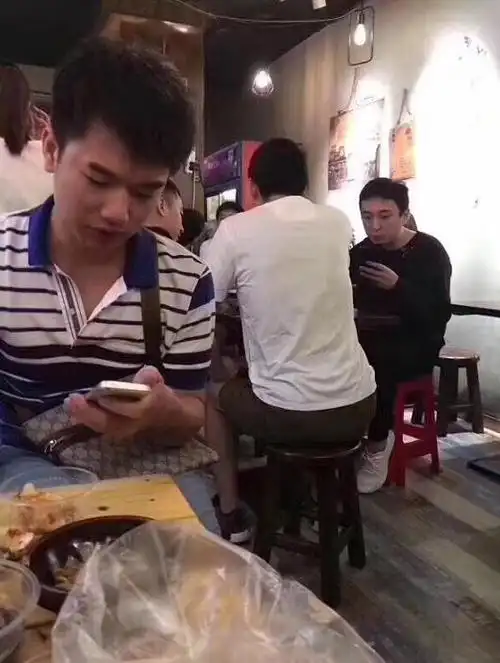 没网红?王思聪独自现身长沙街头吃夜宵被拍