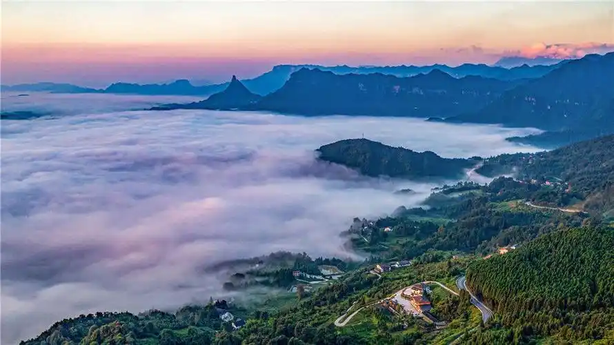 2021年7月29日,重庆市南川区金佛山东麓出现云海景观.