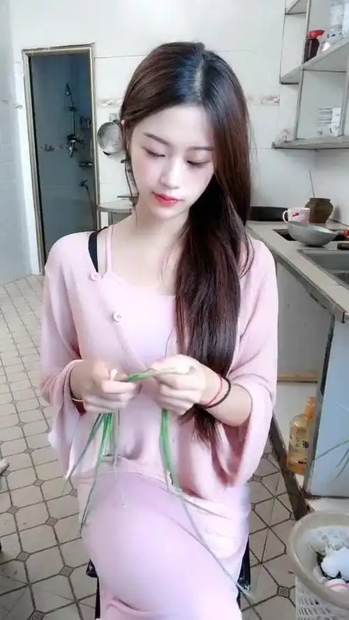 一个很漂亮和一个不漂亮但是什么都会做的女人你会怎么选择?