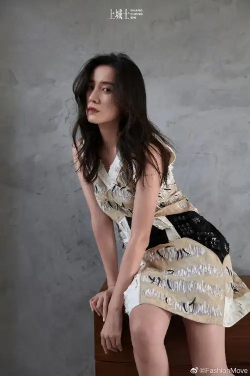 宋佳屋顶露背大片##宋佳说阳光明媚晒晒后背