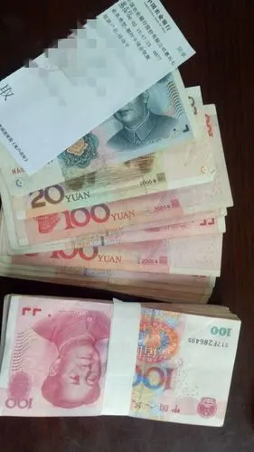 信封里除了一万多元现金,还有一张取款凭证,上面有失主的姓名和银行