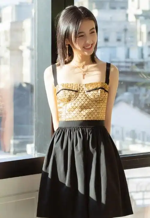 张子枫的造型师终于上线!一身鳞片吊带裙穿出少女轻熟美,真高级