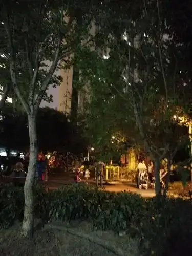 凌云阁小区的晚上