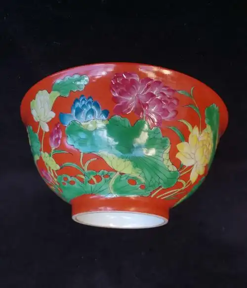 清:康熙御制红地珐琅彩千叶莲纹碗.高6.6口径14.7cm足径6.3cm.