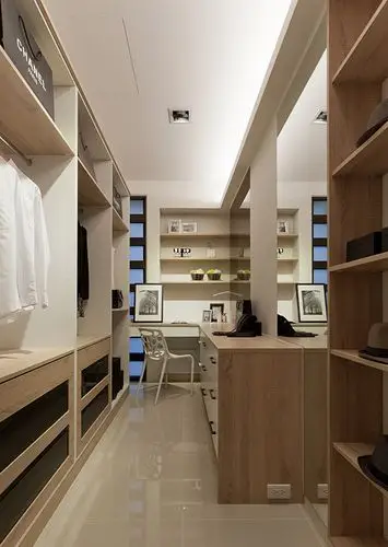 现代风格更衣室装修图片