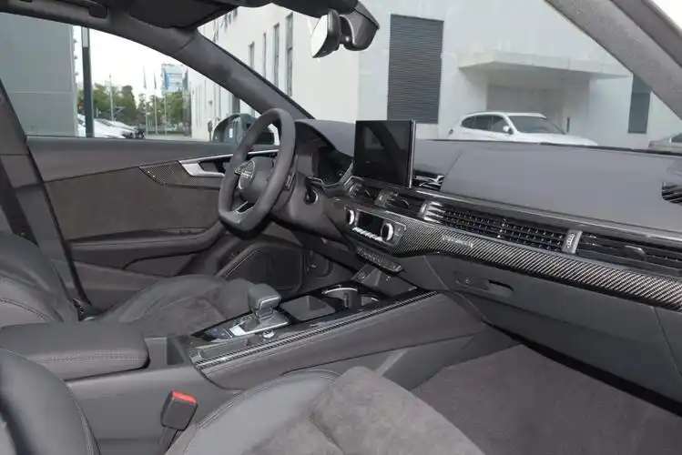 奥迪a4l的这套内饰现在来看,确实和同级别车要差一些,不是说用料差