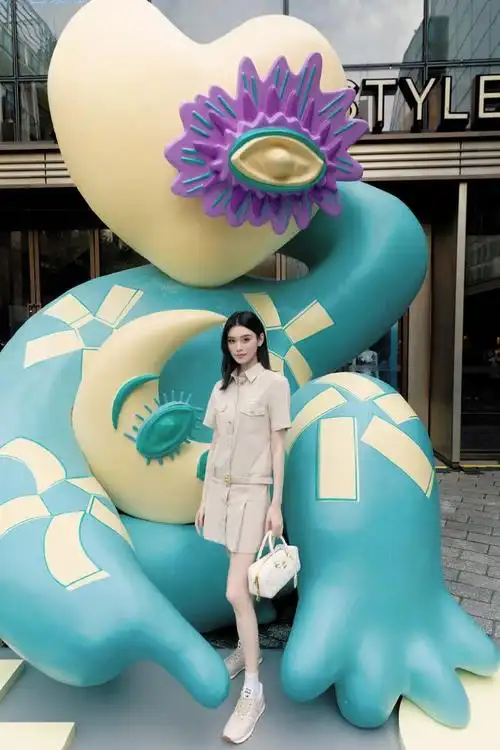 现身成都豪宅小区,气场超高又美又飒|奚梦瑶|梁安琪|赌王家族_新浪