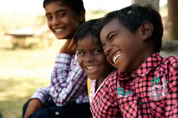 儿童,脸,头,脸颊,一个人,三个人,坐,笑,微笑,露齿笑,横图,室外,白天