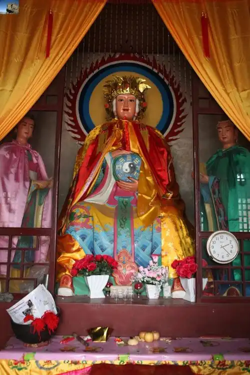 世界混沌时,无生老母身附神佛回天之绝技,怀抱八卦太极神宝,历尽千辛