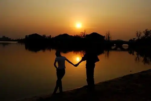 找一张夕阳下两个人勾勾手指或拉钩的图片