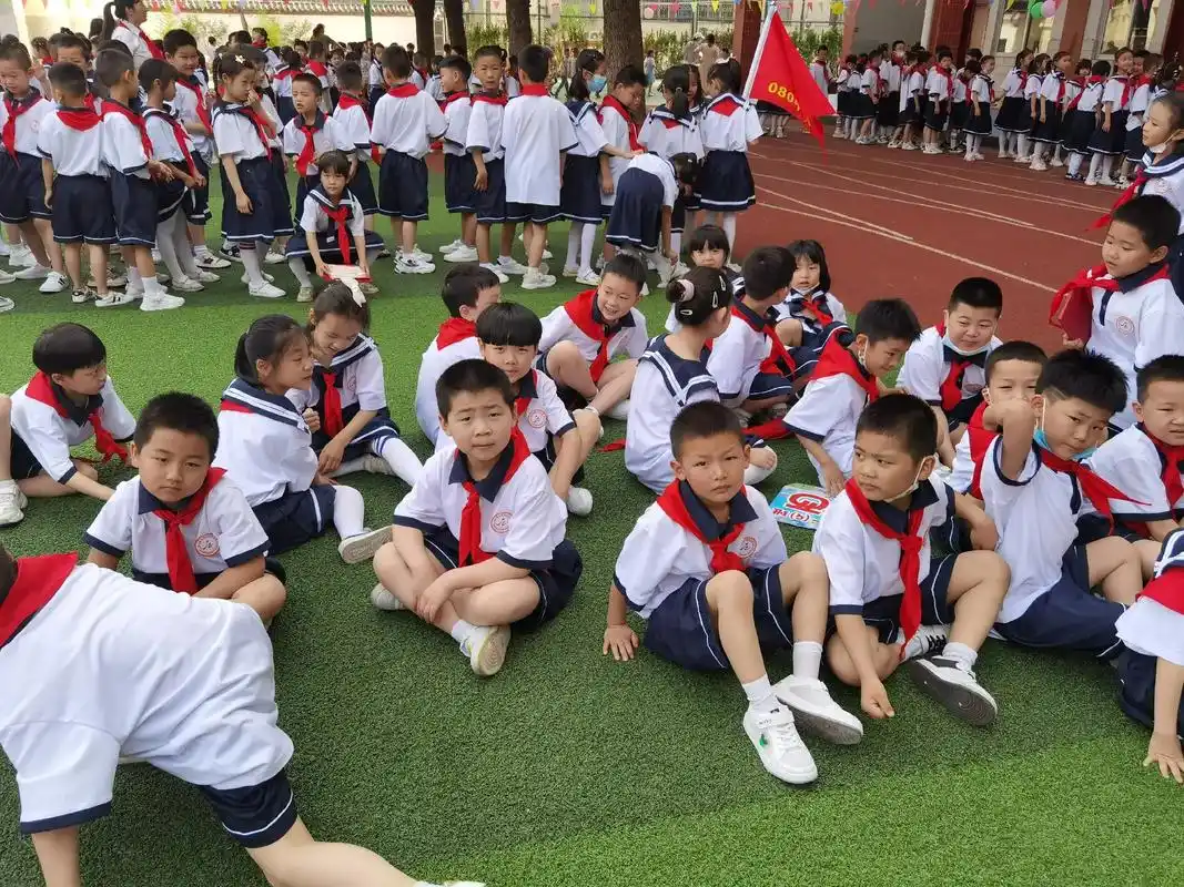 今日起陈俊逸小朋友加入中国少年先锋队,正式成为一名少先队员17