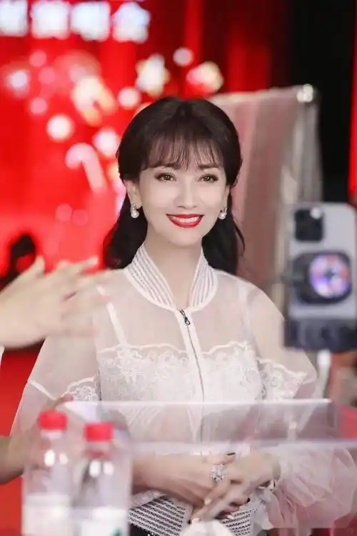 75岁赵雅芝,魅力无限的不老女神再次惊艳众人!