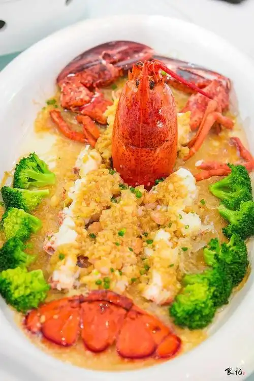 全长40公分的大龙虾,每天早上鲜活到店,现点现蒸,从味道到摆盘都丝毫