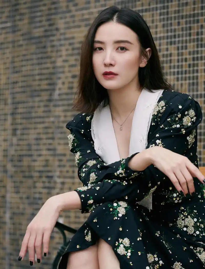 简介:宋佳钉珠连衣裙优雅写真图片,分享一组宋佳图片给大家,图中的