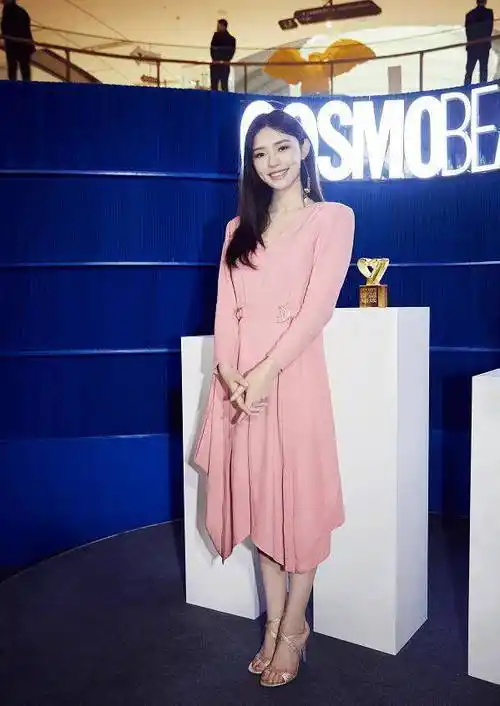 原创林允首次穿光腿神器本以为会很俗气却穿出比竹竿还细的腿