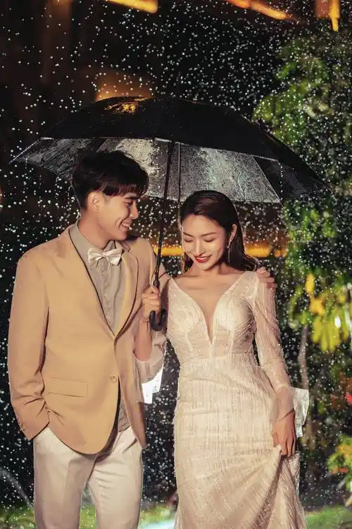 一,风格与创意选择一家好的旅拍婚纱照商家,首先要看其风格与创意.