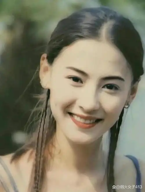 眉毛如柳眼裂大双眼皮线条流畅,眉眼温柔,人中正常偏短,嘴唇