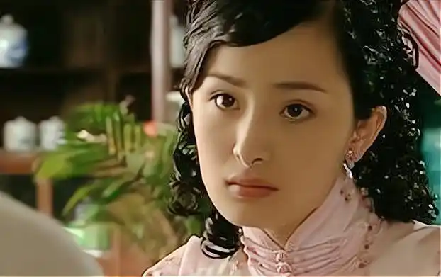 在电视剧《红粉世家》里面饰演女配角,那个时候的杨幂虽然眼睛很漂亮