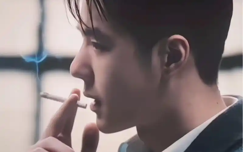 王一博,一个不会抽烟的人,可以把烟抽的这般性感,恭喜内95终于有