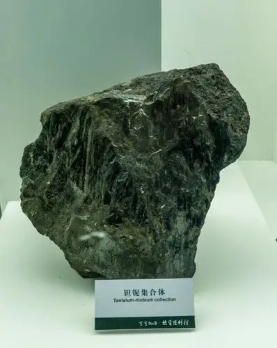 最引人注目的是60公斤重的钽铌单晶矿,它通体黝黑