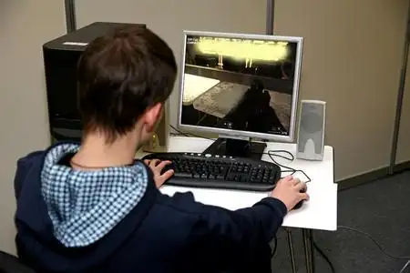 熬夜玩电脑玩电脑游戏的年轻人照片