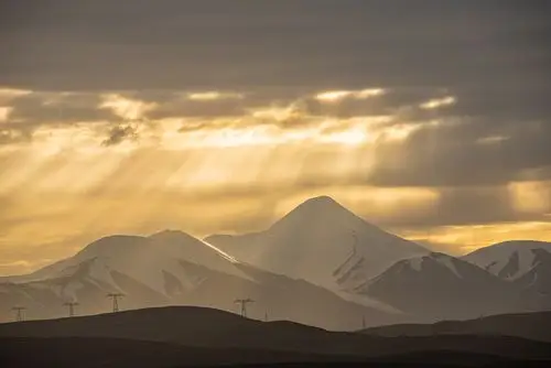 光芒万丈映玉珠,冰清玉洁显神圣