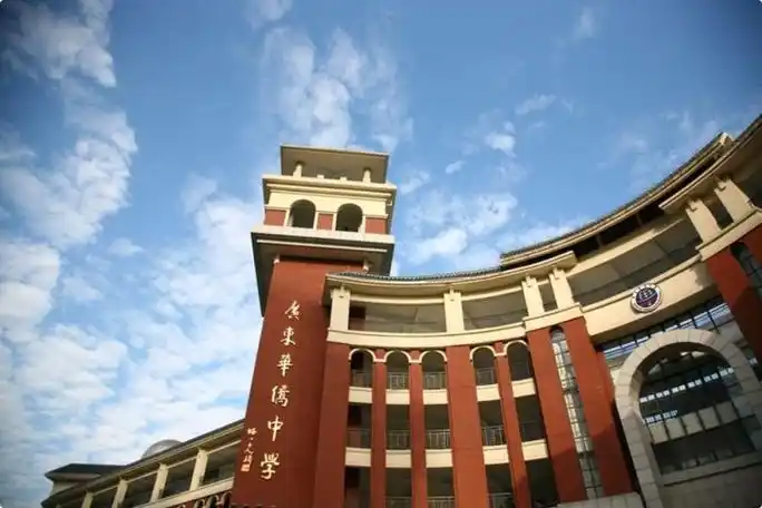 【新闻】传媒之星走进广东华侨中学,共建校园足球日献爱心