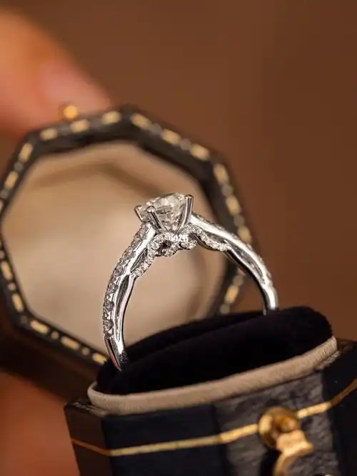 求婚_婚戒_余生珠宝设计攻略_婚戒定制_钻石_钻戒定制_婚嫁_婚礼造型