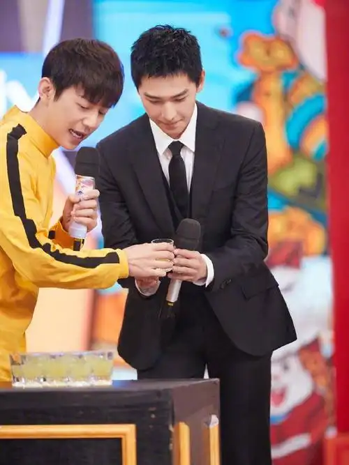 杨洋和王一博,差6岁,同穿西装三件套,不是年轻就能赢