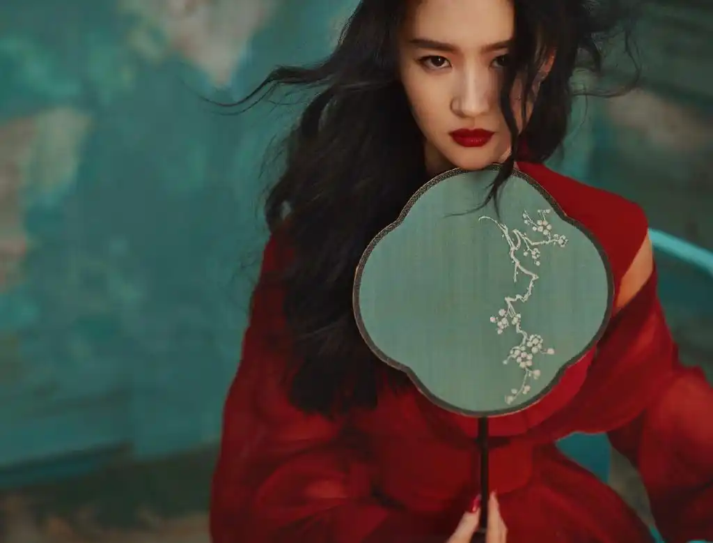 陈漫镜头下的刘亦菲,红裙旗袍复古又时尚,中国风是又美又飒!