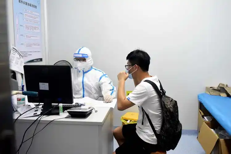 在广东省第二人民医院的发热门诊里,医生段小鹏在给发热病人看病.