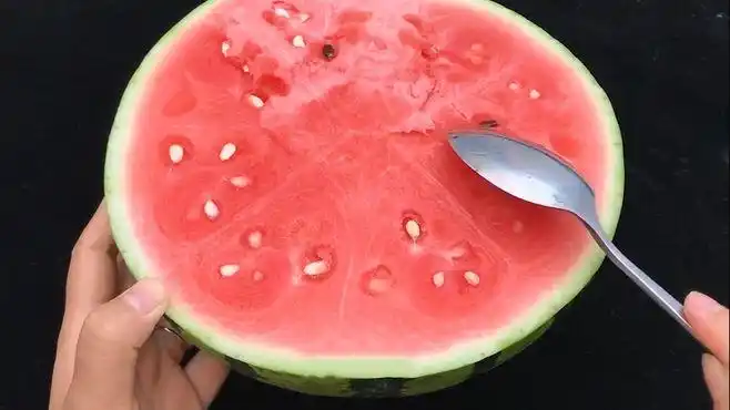 为什么西瓜不能用勺子挖着吃?里面大有讲究!转达家人,涨知识