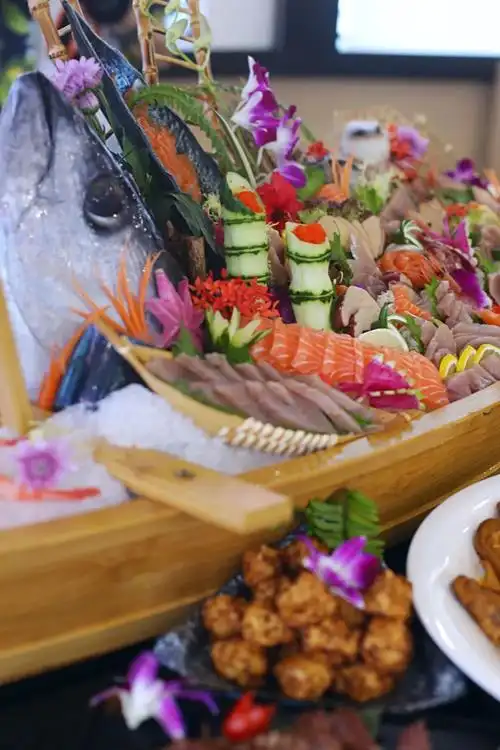 8888元的游艇海鲜大餐有多豪?三亚度假,这一桌确实被惊艳到