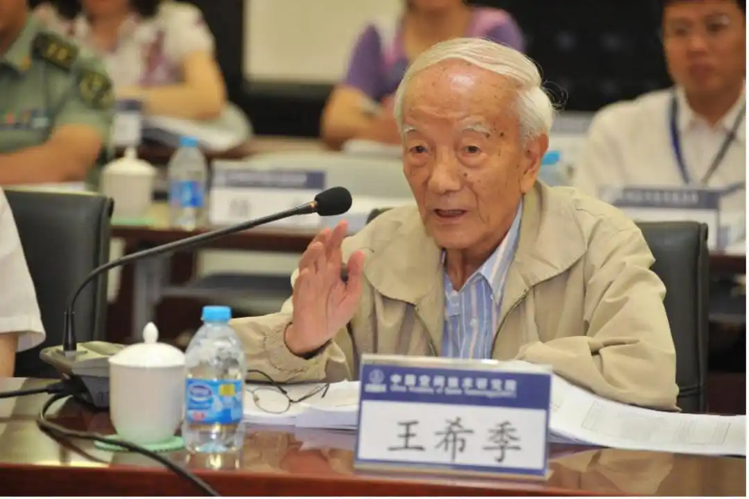 王希季在神舟八号载人飞船出厂评审会上发言90多岁时,他依然活跃在