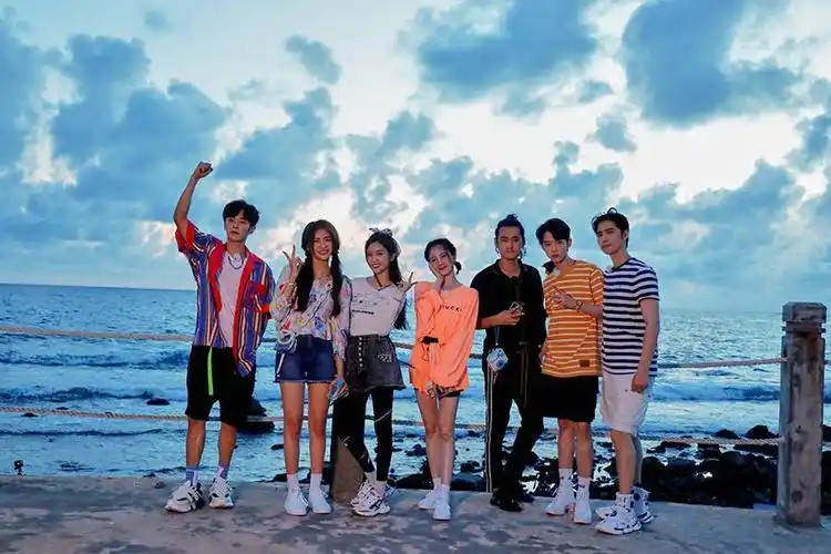 [消息]《完美的夏天》"西岛浪五花"团魂炸裂 金子涵"表白"吴宣仪