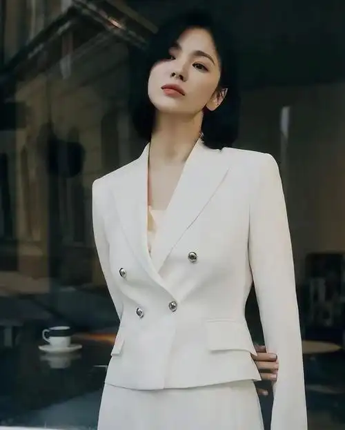 瞧瞧宋慧乔这样打扮,多优雅显气质|发型|西装|穿搭|模特_网易订阅