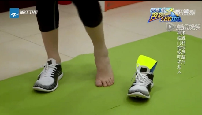 郑 恺郑恺脚上的这款 nike flyknit lunar 3 是三个颜色中的经典煤黑